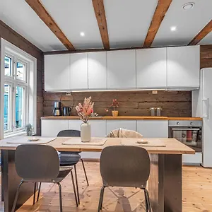 Four-story House! Newly Renovated! Apartment